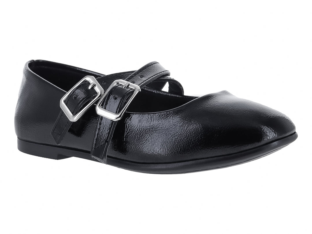 Zapato plano de charol negro con doble hebilla plateada para niña.
