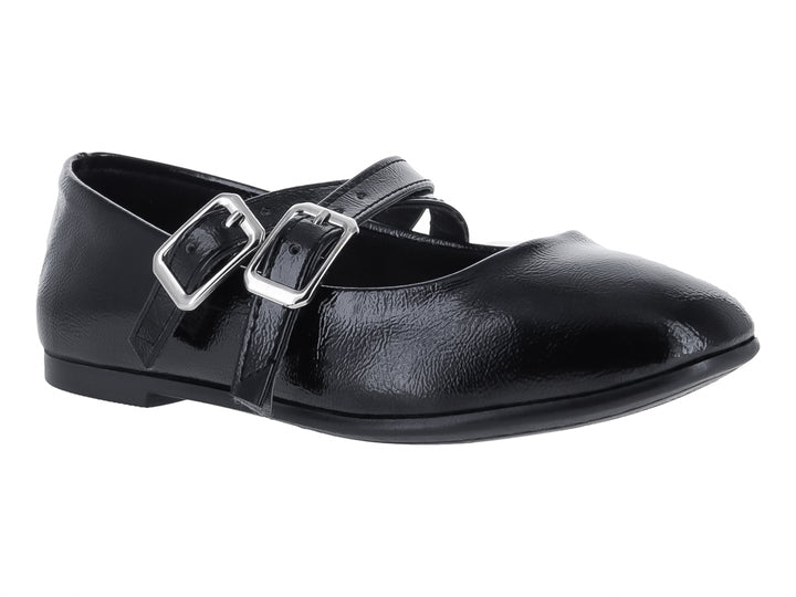 Zapato plano de charol negro con doble hebilla plateada para niña.