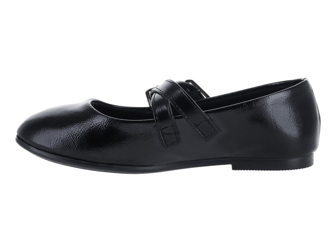 Zapato plano de charol negro con doble hebilla plateada para niña.