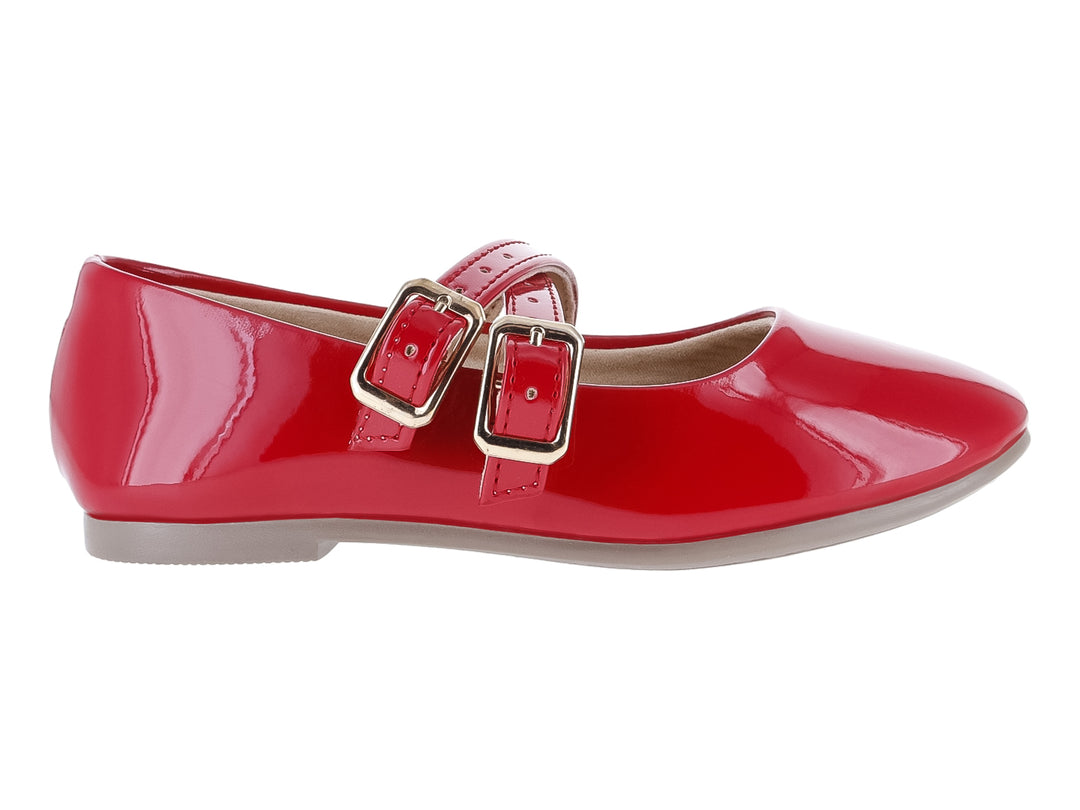 Zapato plano rojo de charol con dos hebillas doradas y suela gris.