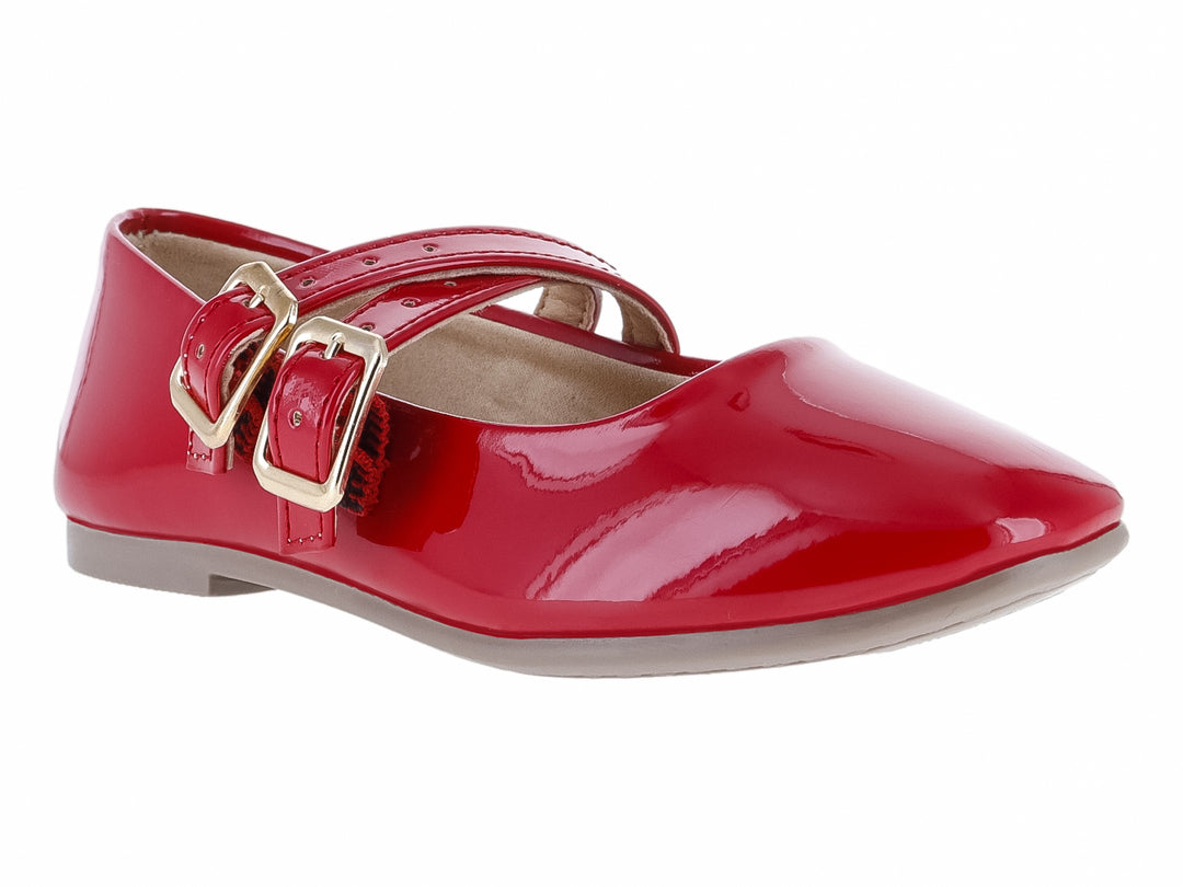 Zapato plano rojo de charol con dos hebillas doradas y suela gris.