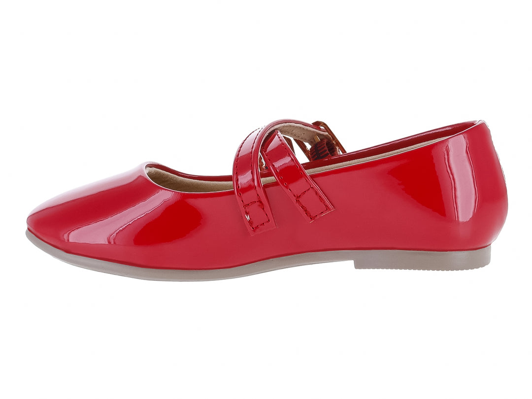 Zapato plano rojo de charol con dos hebillas doradas y suela gris.