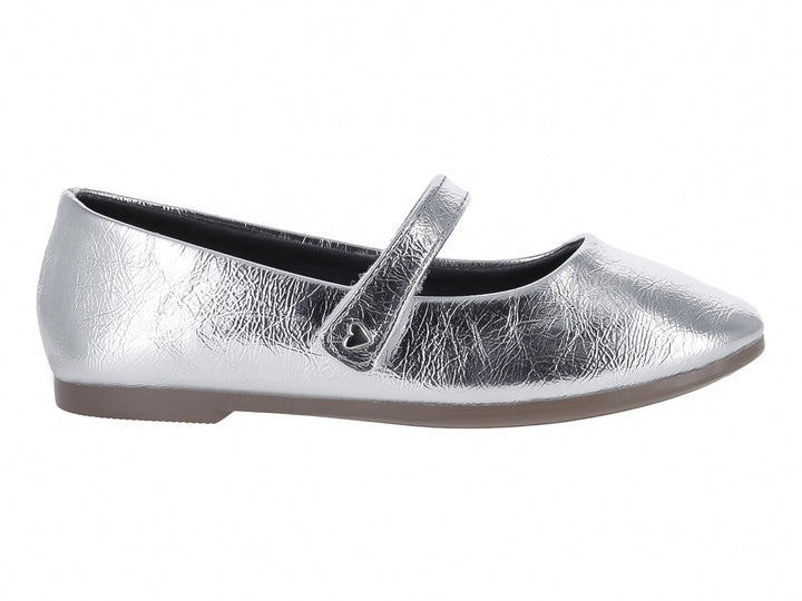 Zapato plano para niña en color plata metálico con correa de ajuste y suela marrón.