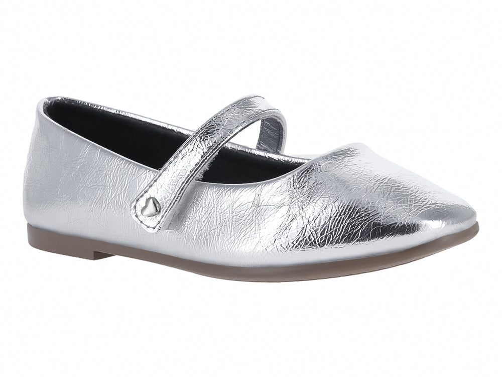 Zapato plano para niña en color plata metálico con correa de ajuste y suela marrón.