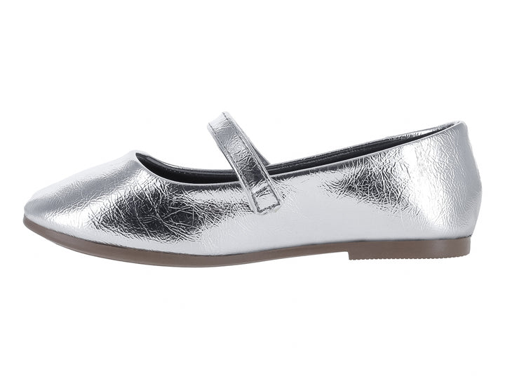 Zapato plano para niña en color plata metálico con correa de ajuste y suela marrón.