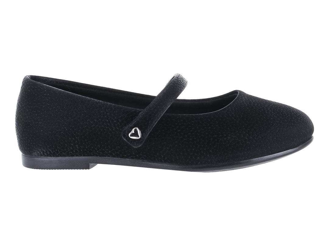 Zapato plano color negro con correa y detalle de corazón plateado en el empeine.