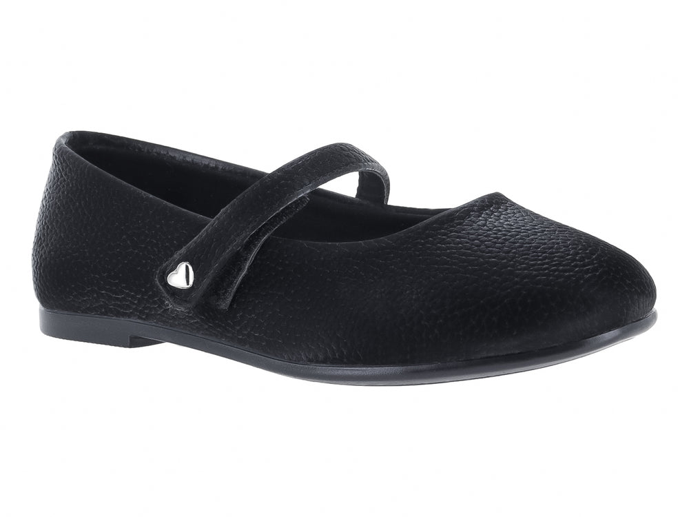Zapato plano color negro con correa y detalle de corazón plateado en el empeine.