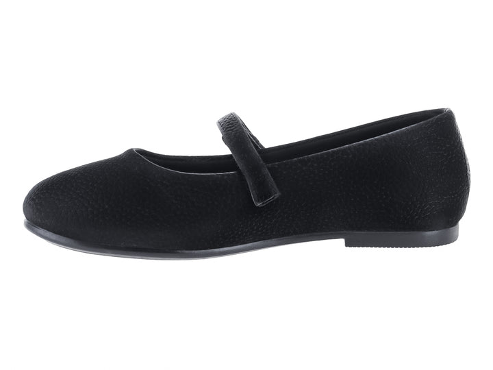 Zapato plano color negro con correa y detalle de corazón plateado en el empeine.