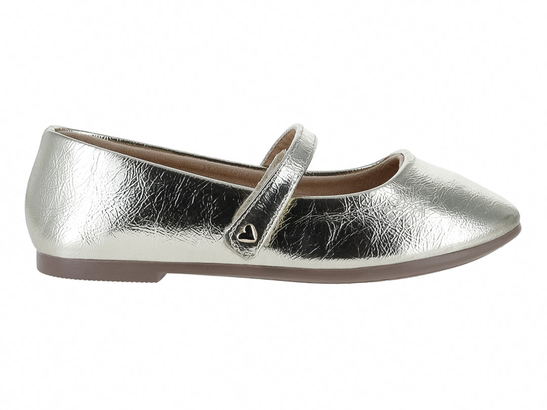 Zapato plano color oro metálico para niña con correa y detalle de corazón en la hebilla.