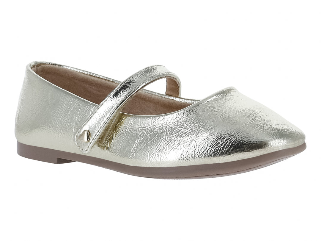 Zapato plano color oro metálico para niña con correa y detalle de corazón en la hebilla.