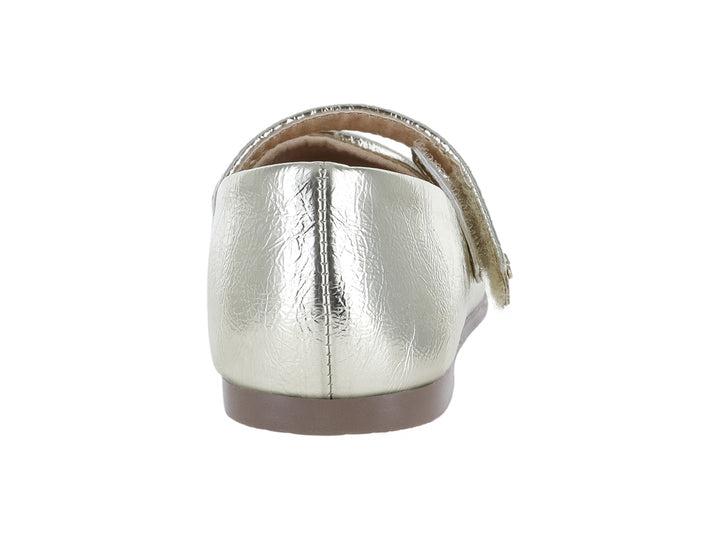 Zapato plano color oro metálico para niña con correa y detalle de corazón en la hebilla.