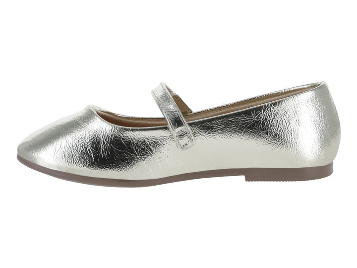 Zapato plano color oro metálico para niña con correa y detalle de corazón en la hebilla.