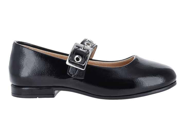 Zapato plano de charol negro con correa y hebilla plateada.