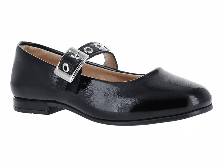 Zapato plano de charol negro con correa y hebilla plateada.
