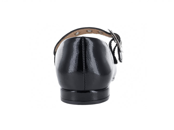 Zapato plano de charol negro con correa y hebilla plateada.