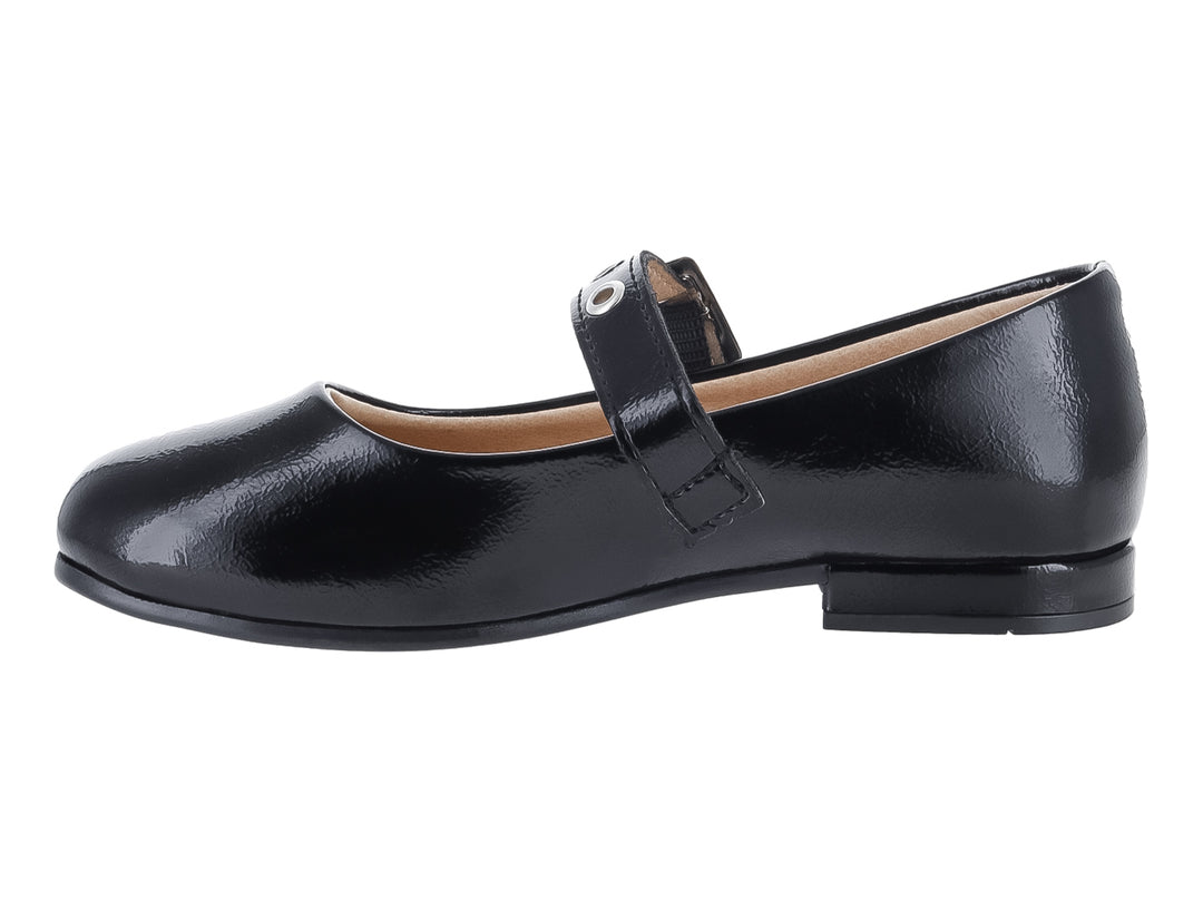 Zapato plano de charol negro con correa y hebilla plateada.