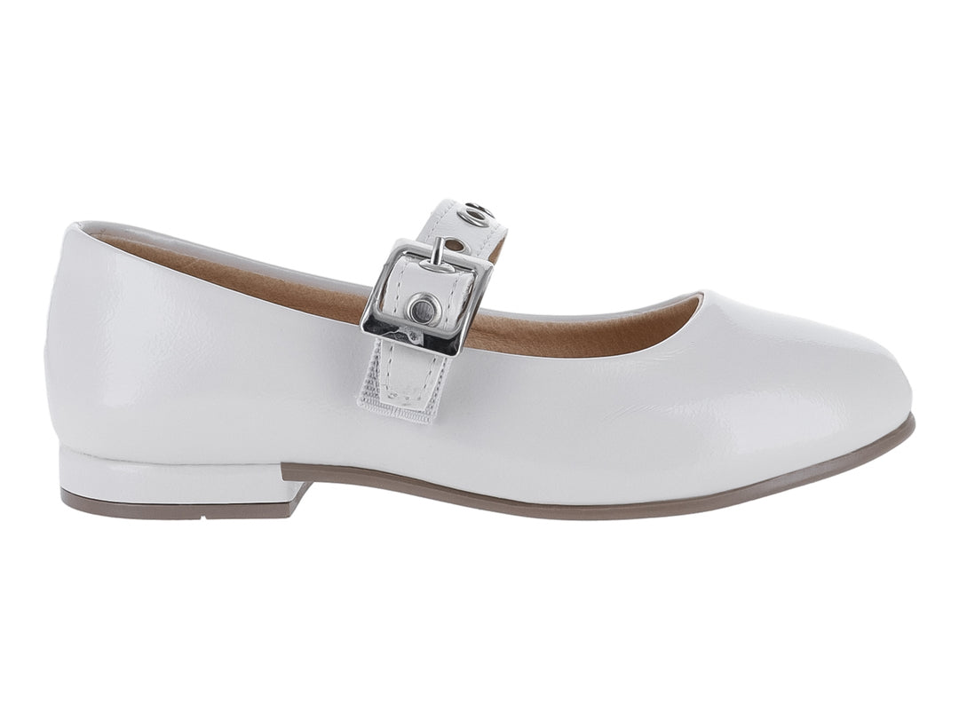Zapato plano de charol color beige con correa y hebilla plateada para niña.