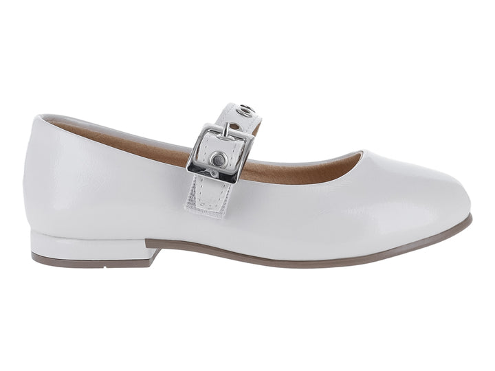 Zapato plano de charol color beige con correa y hebilla plateada para niña.