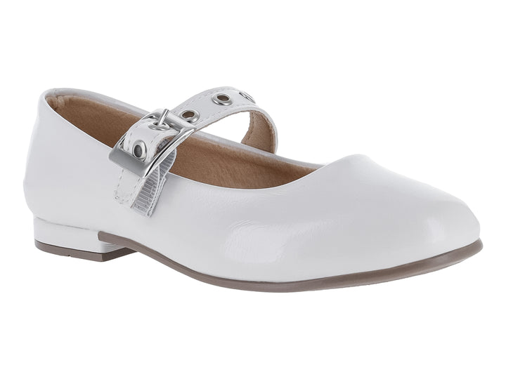 Zapato plano de charol color beige con correa y hebilla plateada para niña.