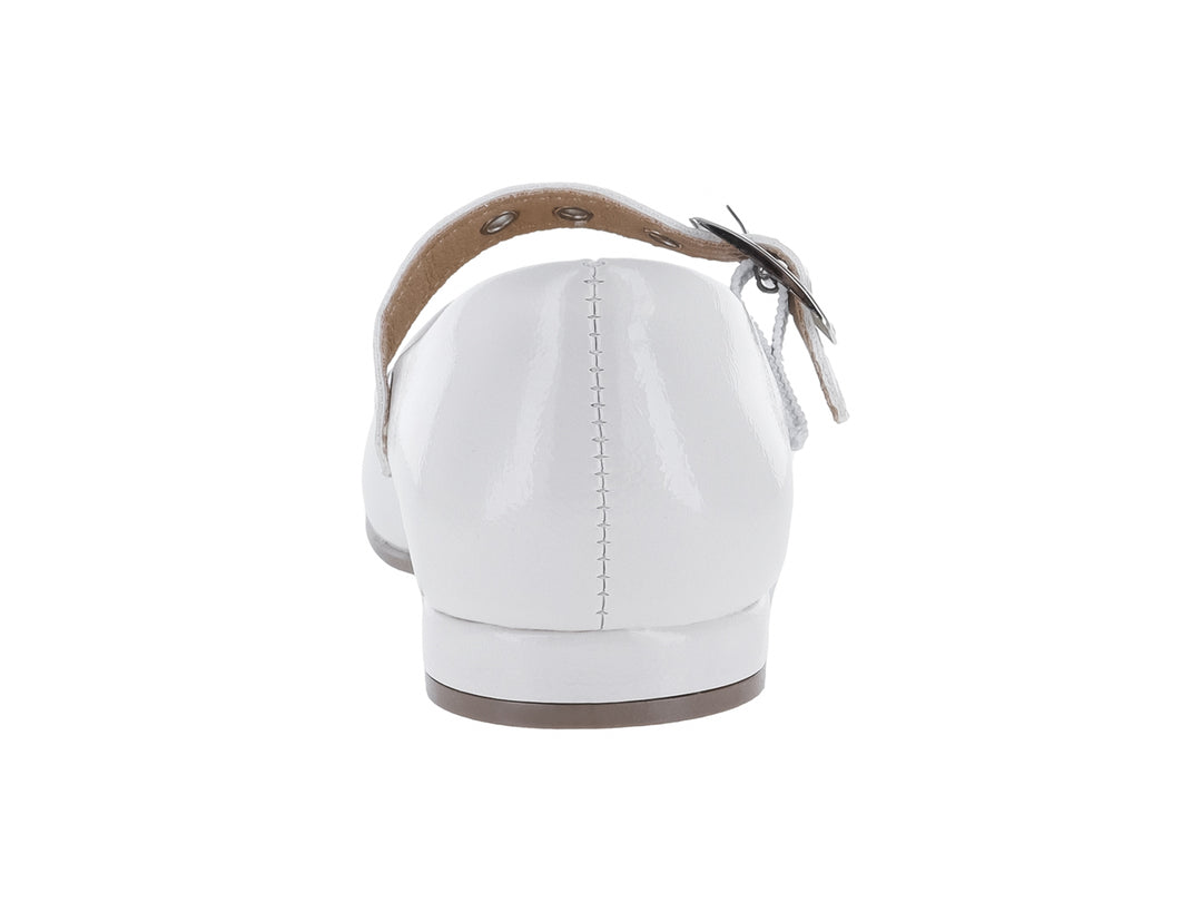 Zapato plano de charol color beige con correa y hebilla plateada para niña.