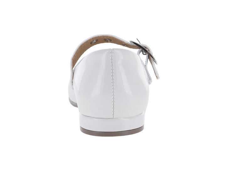 Zapato plano de charol color beige con correa y hebilla plateada para niña.