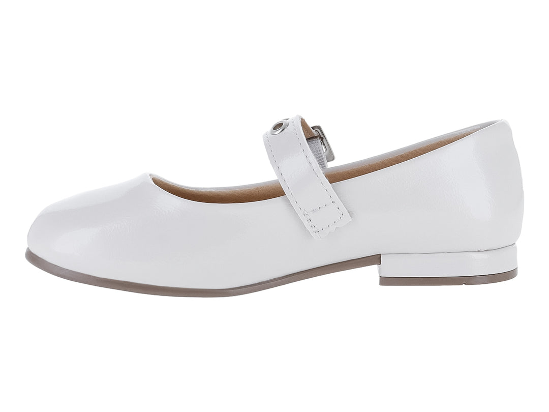 Zapato plano de charol color beige con correa y hebilla plateada para niña.