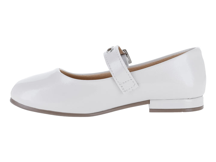 Zapato plano de charol color beige con correa y hebilla plateada para niña.