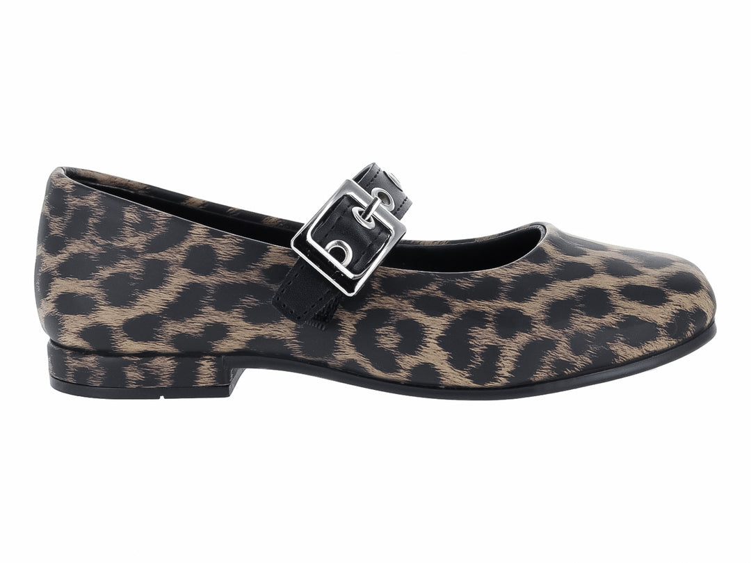 Zapato plano estilo Mary Jane con estampado de leopardo en tonos café y negro, con hebilla metálica plateada.
