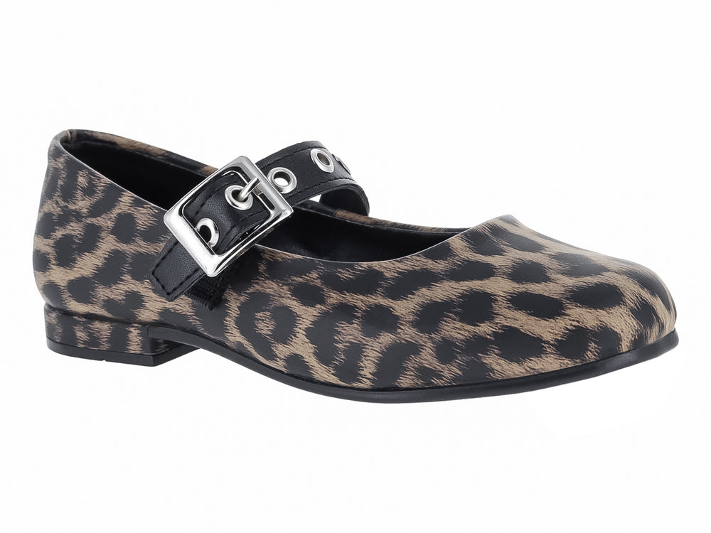 Zapato plano estilo Mary Jane con estampado de leopardo en tonos café y negro, con hebilla metálica plateada.