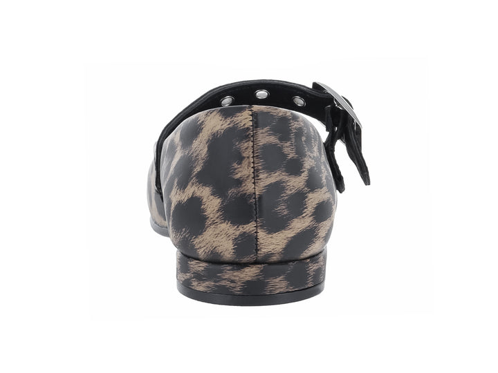 Zapato plano estilo Mary Jane con estampado de leopardo en tonos café y negro, con hebilla metálica plateada.