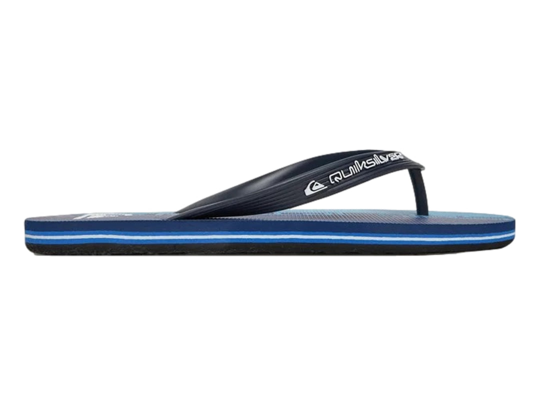 Sandalias Quiksilver color azul nebulas con correa negra y suela plana.