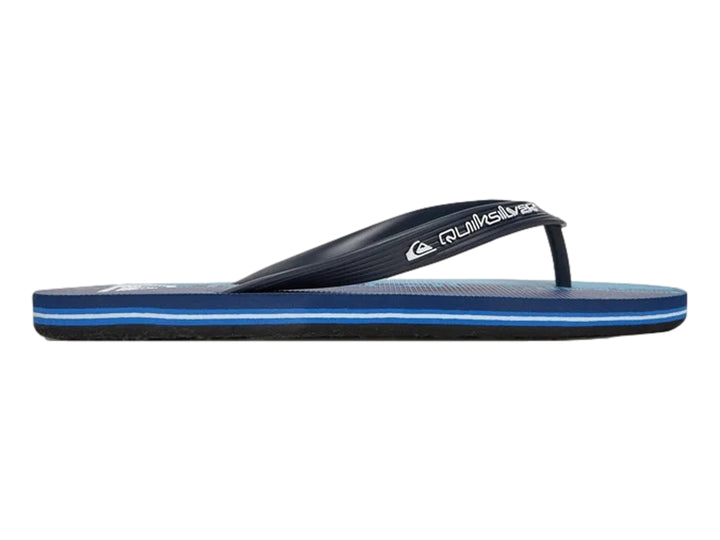 Sandalias Quiksilver color azul nebulas con correa negra y suela plana.