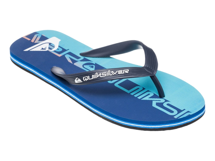 Sandalias Quiksilver color azul nebulas con correa negra y suela plana.