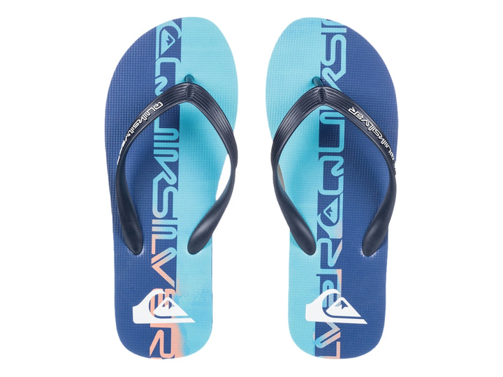 Sandalias Quiksilver color azul nebulas con correa negra y suela plana.