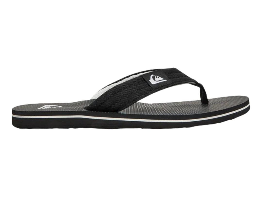 Sandalias negras Quiksilver con una línea blanca en la suela y correa de tela negra.