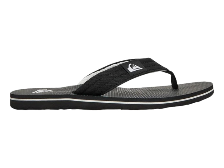 Sandalias negras Quiksilver con una línea blanca en la suela y correa de tela negra.