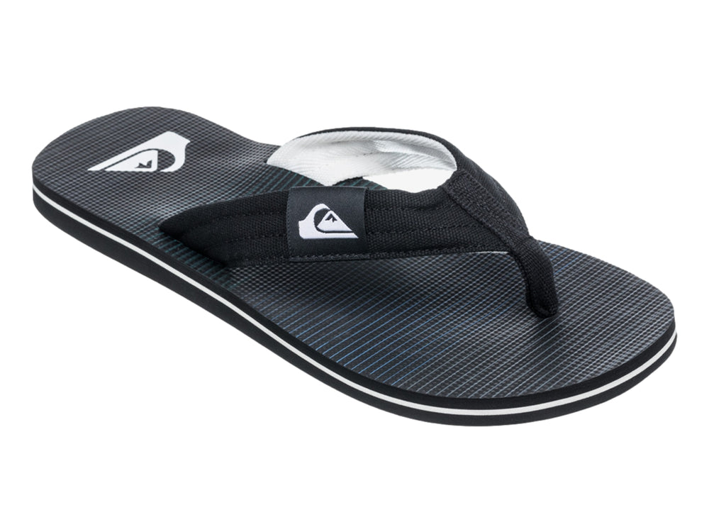 Sandalias negras Quiksilver con una línea blanca en la suela y correa de tela negra.