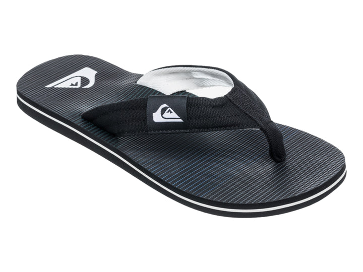 Sandalias negras Quiksilver con una línea blanca en la suela y correa de tela negra.
