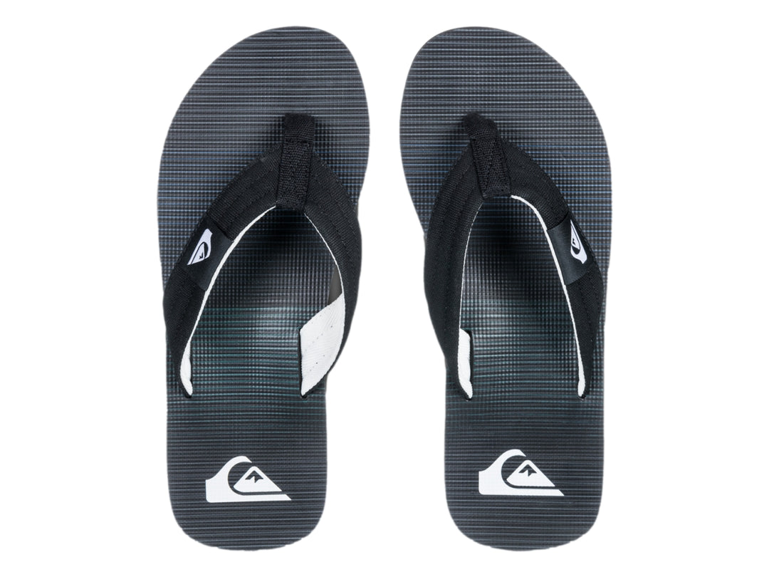 Sandalias negras Quiksilver con una línea blanca en la suela y correa de tela negra.