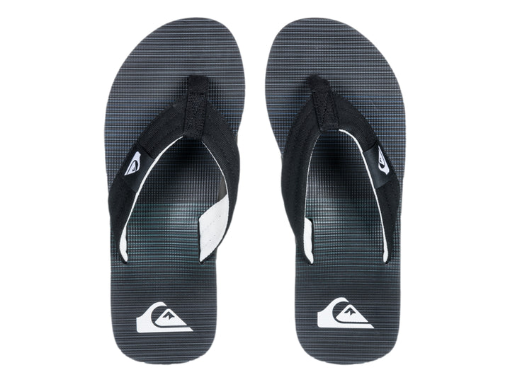 Sandalias negras Quiksilver con una línea blanca en la suela y correa de tela negra.