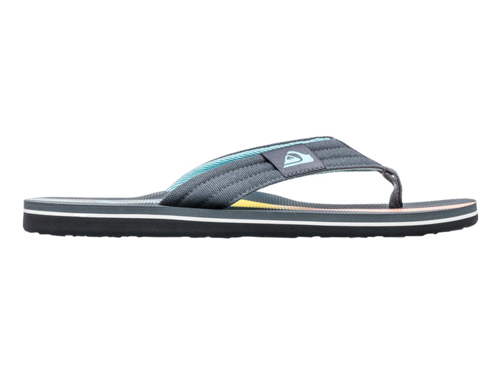 Sandalias Quiksilver color gris oscuro con detalles en azul y amarillo en la correa y plantilla.