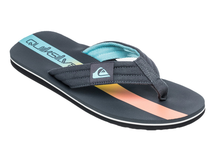 Sandalias Quiksilver color gris oscuro con detalles en azul y amarillo en la correa y plantilla.