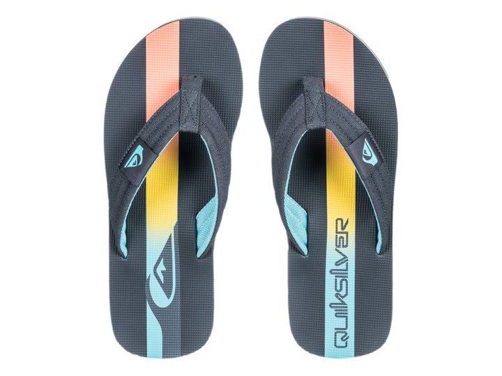 Sandalias Quiksilver color gris oscuro con detalles en azul y amarillo en la correa y plantilla.