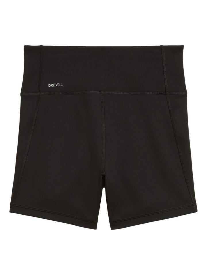 Mujer vistiendo shorts deportivos ajustados de cintura alta color negro marca PUMA.