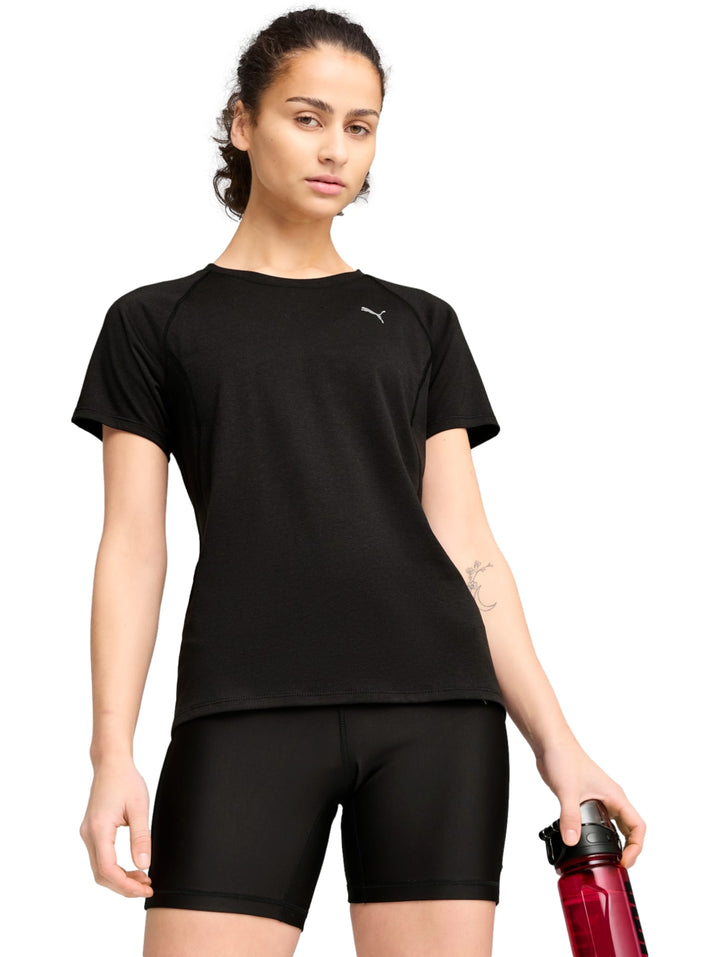 Mujer vistiendo camiseta deportiva PUMA de color negro y manga corta.
