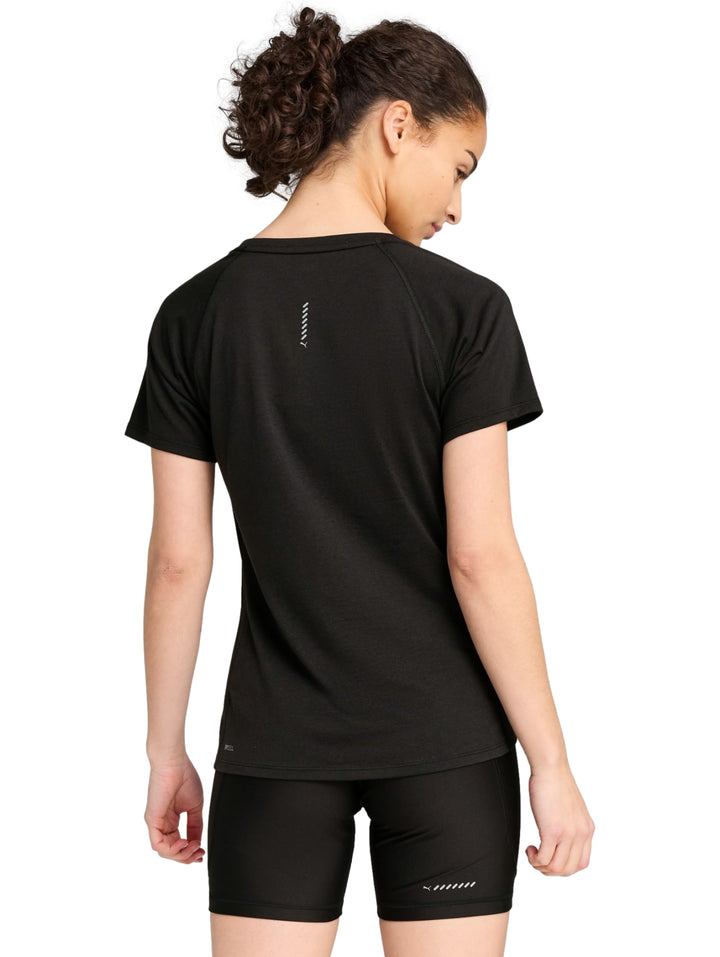 Mujer vistiendo camiseta deportiva PUMA de color negro y manga corta.