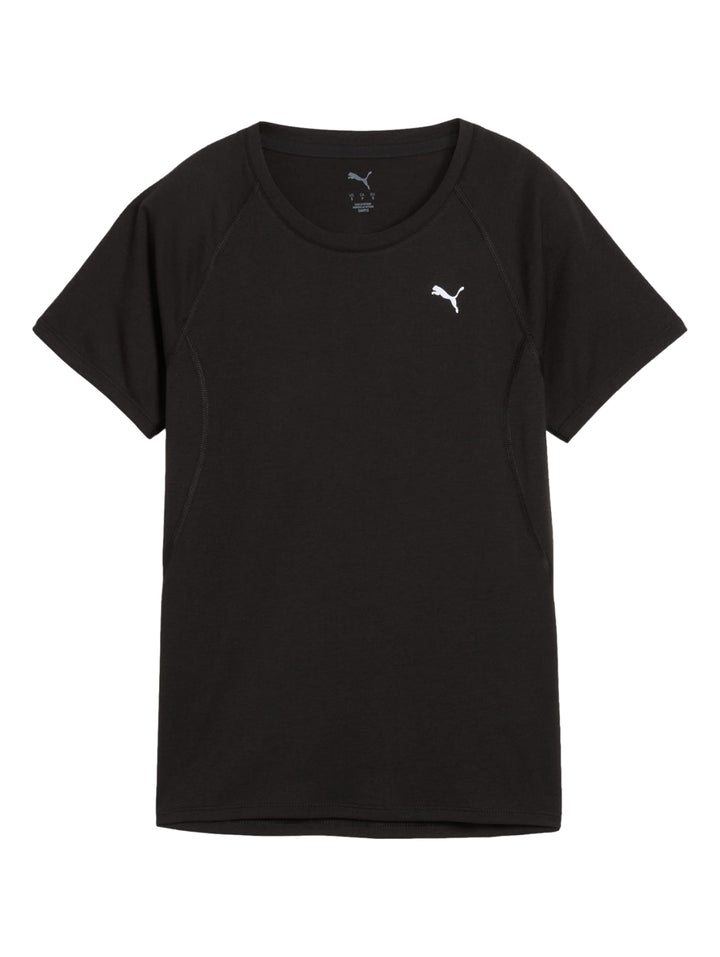Mujer vistiendo camiseta deportiva PUMA de color negro y manga corta.