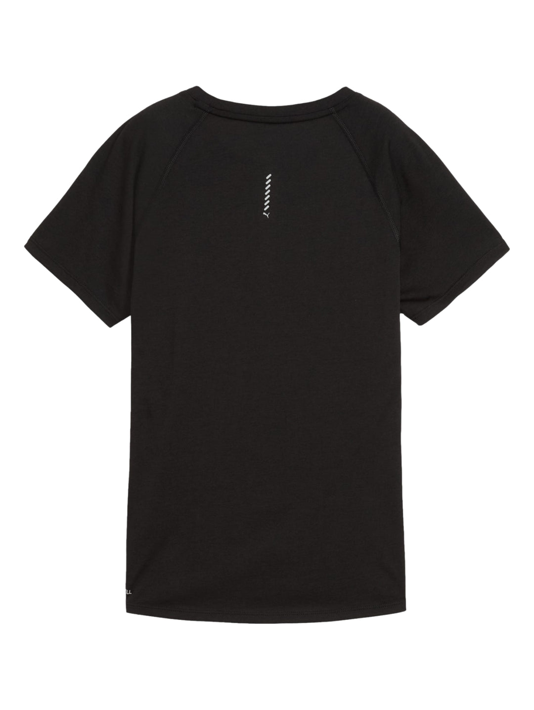 Mujer vistiendo camiseta deportiva PUMA de color negro y manga corta.