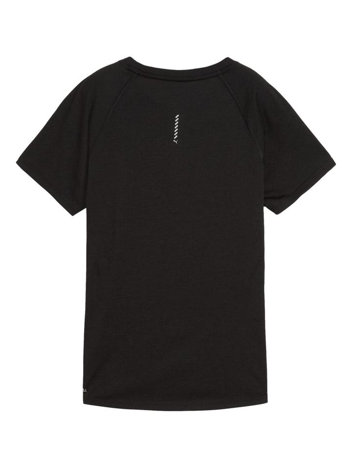 Mujer vistiendo camiseta deportiva PUMA de color negro y manga corta.