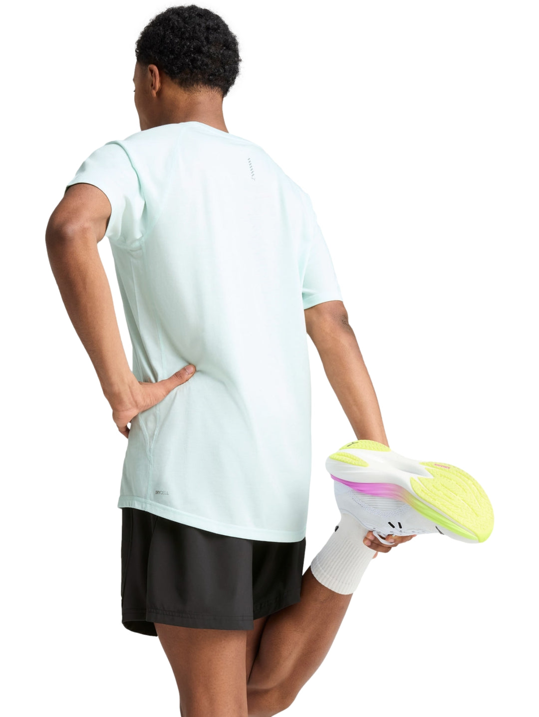 Hombre vistiendo playera deportiva Puma color azul claro y shorts negros.